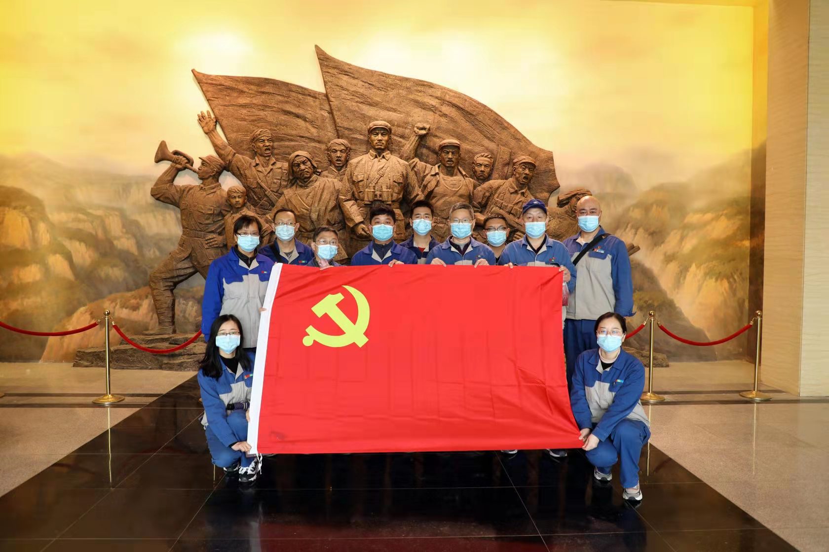 疏雨洗清明 芳菲祭英烈—— 安彩高科開展“學(xué)黨史、祭英烈、傳精神”主題活動