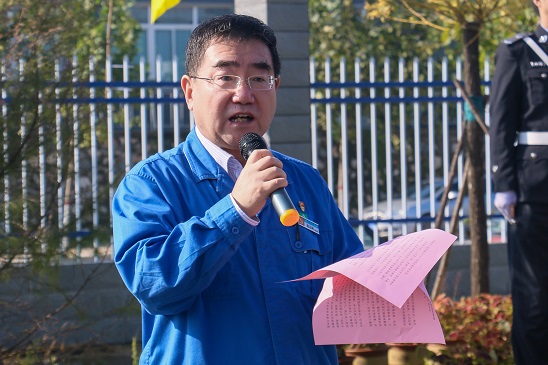 五星紅旗，我愿做你光華中淡淡的一筆——安彩高科舉行 國(guó)慶升旗儀式